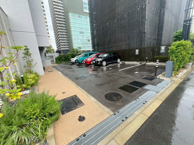 プラウド難波の駐車場