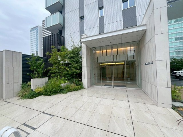 プラウド難波のエントランス