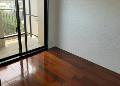 【洋室】 | コスモさがみ野 | 洋室のメリットは重い家具が置きやすく、身の回りが整理しやすいことです。 床がフローリングのため畳とは異なり凹みにくいです。 クローゼットなど収納が豊富で、普段使わない旅行カバンや服の整頓も簡単にです。