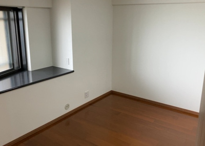 【寝室】 | コスモさがみ野 | 寝室でゆっくりと過ごすためにはベッド周りの適度な空間を担保することや窓の位置、照明の明るさ、寝室の広さなどを考える必要があります。自身や家族の構成とライフスタイルに併せて寝室にする部屋を選びましょう！