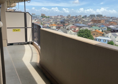 【バルコニー】 | コスモさがみ野 | バルコニーは、室外の専用スペースのうち、「屋根がなく開放された空間」であるものを指します。ベランダより広いタイプのものが多く、日当たりもよいため家庭菜園などを楽しみたい人にとって適した環境となります。