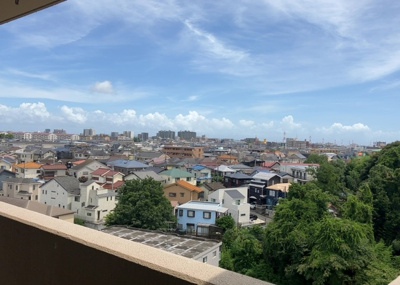 【展望】 | コスモさがみ野 | 眺望の良さを楽しめるダイニングキッチンで家族団らんの時間を過ごしてはいかがでしょうか。バルコニーから見える景色を家族で眺める時間は、時間が経つのを忘れてしまいそうですね。是非、現地を見に行きましょう！