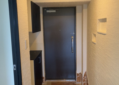 【玄関】 | コスモさがみ野 | 玄関は家の顔でもあり、家族以外の目にも止まる場所です。玄関は外との間を仕切る扉、靴などをしまっておく収納スペース、靴脱ぎのたたきスペース、来客とのやり取りをするドアホンなど複数のアイテムからなります。