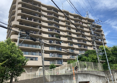 【外観】 | コスモさがみ野 | 外観はマンション管理がされているかの目安になります。築年数が古いと、壁面は劣化してひび割れが生じることも！建物が古びていても細かいところが修繕されていると、きちんと管理されているなぁと感じるでしょう。