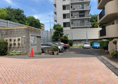 【駐車場】 | コスモさがみ野 | 車一台あたりに必要なスペースは、標準サイズの普通自動車で横幅2m50cm、長さ5mは必要になります。ただし、乗降のことも考慮して横幅3m30cm、長さ5m50cmほどは確保できるところを選びましょう。