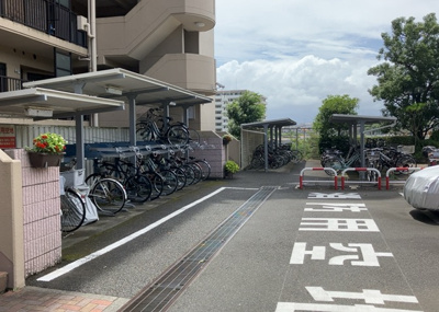 【駐輪場】 | コスモさがみ野 | マンションの駐輪場は、事前に空きがあるか確認を取ると安心です。せっかく入居したのに駐輪スペースがない！なんてことになったら大変ですよね。そこで、内見時や購入前にはまず事前に確認しておくと良いでしょう。