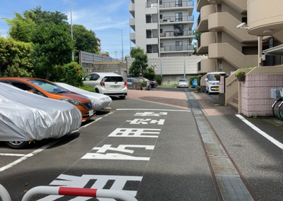 【駐車場】 | コスモさがみ野 | 駐車場と明記されていても、最小スペースでつくられた駐車場だと大型車は駐車できなかったり、出入りしにくくなったりする可能性があります。お車のサイズと購入したい物件の駐車場のサイズを現地で確認しましょう。