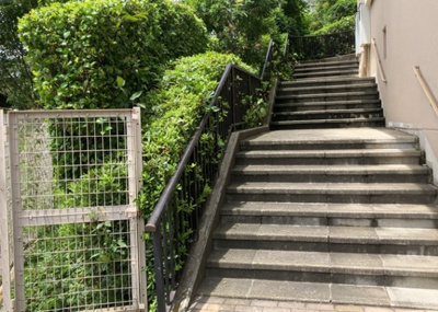 【庭】 | コスモさがみ野 | 物件によっては、入居者が個人的に使用できる専用庭がついているものもあります。また、住宅の中にある土間の部分を庭と呼ぶこともあります。庭の用途は住む人によって変わり、それによってデザインもさまざまです。