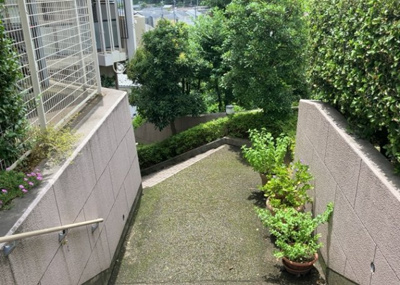 【中庭】 | コスモさがみ野 | 中庭（パティオ）とは、一つの建築物の内部に設けられた、壁などで囲われている庭のことを指します。コの字型、ロの字型が主流ですが、L字型の中庭もあります。最近では、インテリア性の高さからも人気があります。