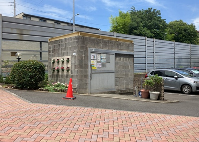 【設備】 | コスモさがみ野 | 共有部分は、住民なら誰もが使える設備のこと。例えば駐車場やエレベーター、インターネット設備、セキュリティ設備などがあります。他にも、マンションの廊下・外部階段やエントランス・ゴミ置き場などがあります。