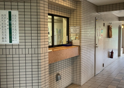 【受付】 | コスモさがみ野 | 受付はマンションコンシェルジュがいる場合もあれば、管理人が滞在する小部屋を総称して呼ぶことがあります。主にエントランスに設置されていることから、防犯面でも期待ができます。防犯設備がない場合はより安心！