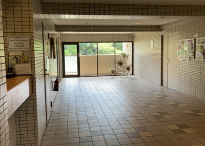 【ロビー】 | コスモさがみ野 | ラウンジは、マンションの共用スペースに椅子やテーブルなどを配置した利用者が寛げる空間です。屋内型ラウンジと屋外型ラウンジがあります。共用部分の管理状況と合わせて、詳細については現地でご確認ください。