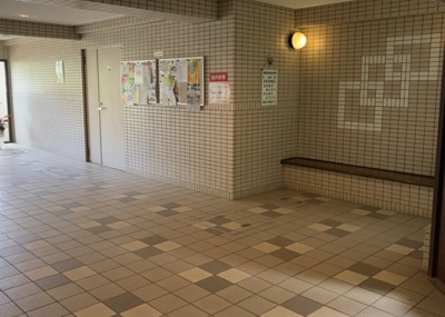 【ロビー】 | コスモさがみ野 | ロビーというと、エントランスと何がちがうの？と思いますよね。実はロビーとエントランスには明確な決まりはありません。物件によっては、エントランスを入って広がるある程度の広さのある空間がロビーとなります。