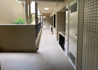 【その他共用部分】 | コスモさがみ野 | 共有部分は、住民なら誰もが使える設備のこと。例えば駐車場やエレベーター、インターネット設備、セキュリティ設備などがあります。他にも、マンションの廊下・外部階段やエントランス・ゴミ置き場などがあります。