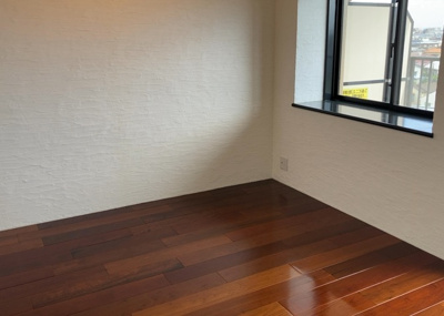 【ダイニング】 | コスモさがみ野 | ダイニングは、食事や家族の団らんスペースとしてだけではなく、ほかの用途としても使用することができます。ダイニングテーブルを置き、食事のためのスペースを作ることでリビングとの差別化を図ることができます。