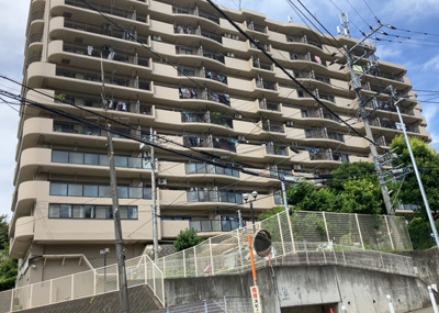 【外観】 | コスモさがみ野 | ＲＣ造、Reinforced Concreteは直訳すると補強されたコンクリートです。主に柱や梁・床・壁が鉄筋とコンクリートで構成おり、鉄筋を組んだ型枠にコンクリートを流し込んで固めたものを指します。