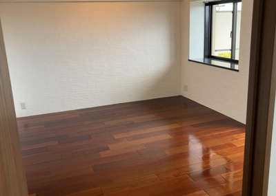 【居間・リビング】 | コスモさがみ野 | 直線タイプはLとDKを一直線に並べた形で対面キッチンのタイプです。一般的なのでよく見かけるかもしれません。直線タイプに似た直接アイランドタイプは、キッチンとダイニングの間に壁がない分広く感じられます。