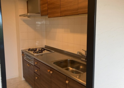 【キッチン】 | コスモさがみ野 | 標準的なシステムキッチンの横幅は、165cm～300cm程度です。2100・2400・2550・2700などミリ単位で表記されます。普段どのように料理をするのかを想定しながら合ったサイズを選びましょう