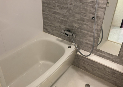 【浴室】 | コスモさがみ野 | 入浴時の快適さも大事なことですが、綺麗な状態を維持できなければ気持ちよく入浴できません。毎日の掃除が楽という点は大事なポイントになります！カビが生えにくく掃除がしやすい、壁や浴槽を選ぶといいでしょう。