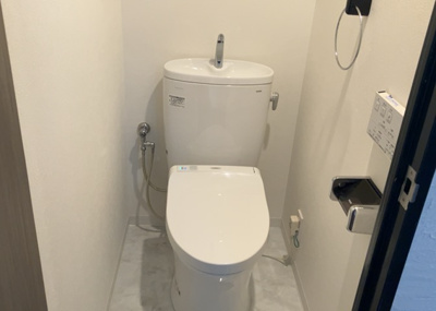 【トイレ】 | コスモさがみ野 | トイレは大きさや形、機能、抗菌性などが異なる多種多彩なタイプが各メーカーから出ています。それぞれに良さがあるため、事前にどういったタイプのトイレがいいのかをご家庭内で決めて、内見に行くといいでしょう。