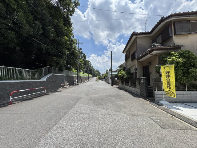松戸市常盤平２丁目新築戸建【常盤平第三小学校：10分】の前面道路含む現地写真|東側前面道路・幅員約10ｍ