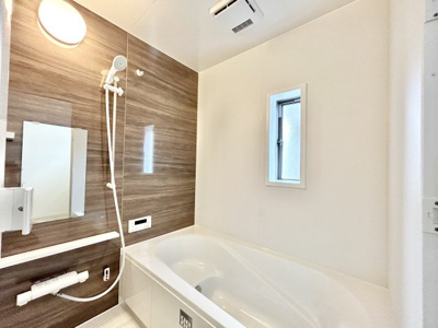 【内観：施工例】 | 瑞穂町殿ヶ谷　新築8棟 | 一日の疲れを癒してくれる場所なので、快適に過ごして頂く為にゆったりサイズのバスタブを用意しました。是非半身浴をお楽しみ下さい。空気が籠らない様に小窓も設置しております。