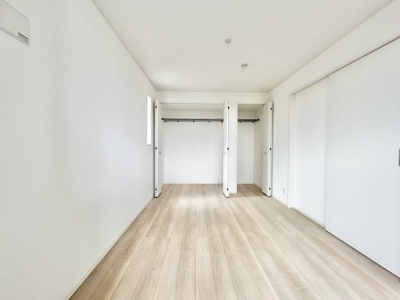 【内観：施工例】 | 瑞穂町殿ヶ谷　新築8棟 | 大きな窓からたっぷりの日差しが降り注ぐ明るい室内です。気持ちの良い朝日を受けて、目覚めの良い健康的な朝を迎えられそうです。 