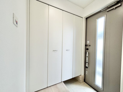 【内観：施工例】 | 瑞穂町殿ヶ谷　新築8棟 | 住む人も来客も入った瞬間にワクワクさせてくれるオシャレな玄関♪
収納もたっぷりあるので、靴がたくさんあっても安心！
気持ちの良い朝は、毎日ここからスタートしていきます♪