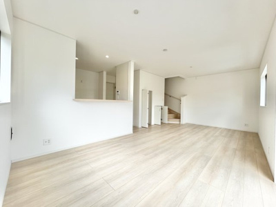 【内観：施工例】 | 瑞穂町殿ヶ谷　新築8棟 | オープンでのびやかな空間を生み出す、こだわりの広がりとゆとり。家族と過ごす時間を大切にしたい方にぴったりの明るくゆとりある住空間です。