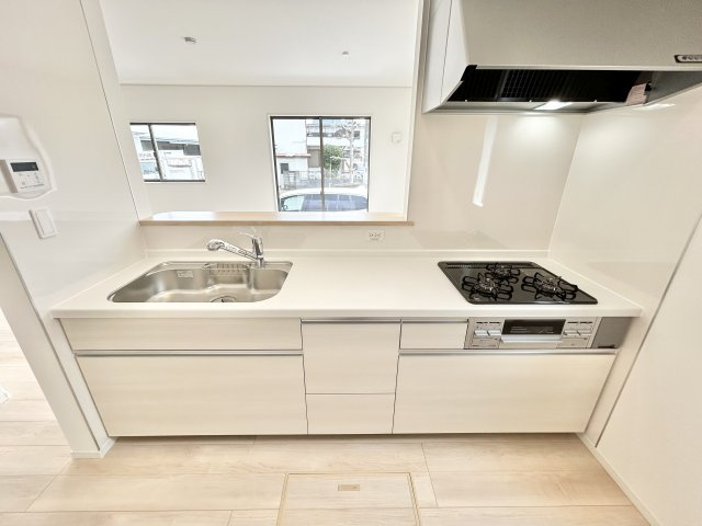 【内観：施工例】 | 瑞穂町殿ヶ谷　新築8棟 | ダイニングからワークスペースを見渡せる、見せるキッチン。ダイニングとの空間のつながりが、スペースのゆとりを生み出します♪