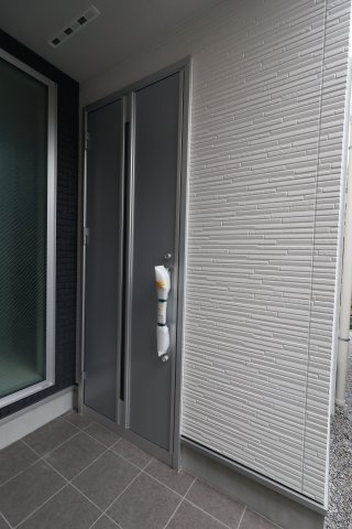 【玄関】 | 《仲介手数料無料》練馬区東大泉７丁目18-13(2号棟)新築一戸建てミラスモ | 撮影日 2025年10月16日 14:15 曇り