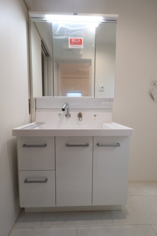 【独立洗面台】 | 《仲介手数料無料》練馬区東大泉７丁目18-13(2号棟)新築一戸建てミラスモ | 撮影日 2025年10月16日 14:15 曇り