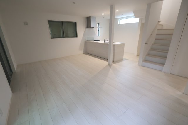 【居間・リビング】 | 《仲介手数料無料》練馬区東大泉７丁目18-13(2号棟)新築一戸建てミラスモ | 撮影日 2025年10月16日 14:15 曇り