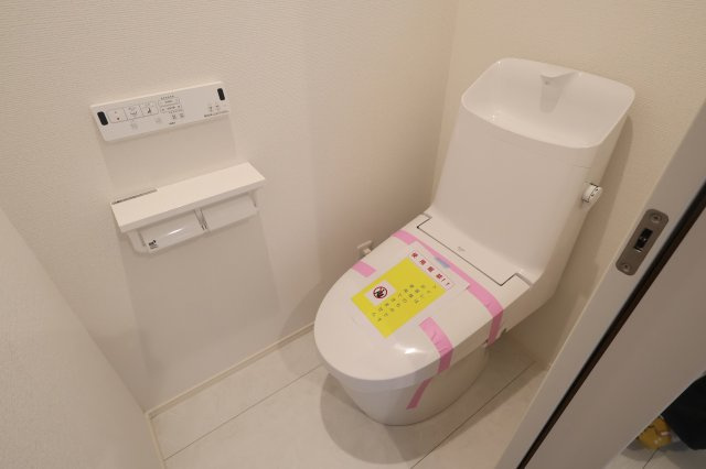 【トイレ】 | 《仲介手数料無料》練馬区東大泉７丁目18-13(2号棟)新築一戸建てミラスモ | 撮影日 2025年10月16日 14:15 曇り