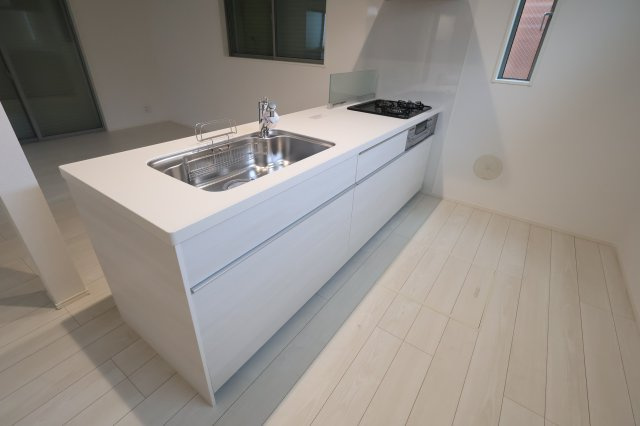 【キッチン】 | 《仲介手数料無料》練馬区東大泉７丁目18-13(2号棟)新築一戸建てミラスモ | 撮影日 2025年10月16日 14:15 曇り