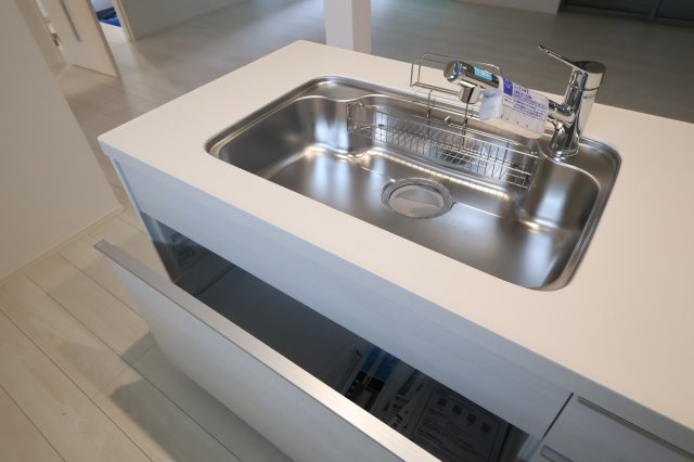 【キッチン】 | 《仲介手数料無料》練馬区東大泉７丁目18-13(2号棟)新築一戸建てミラスモ | 撮影日 2025年10月16日 14:15 曇り