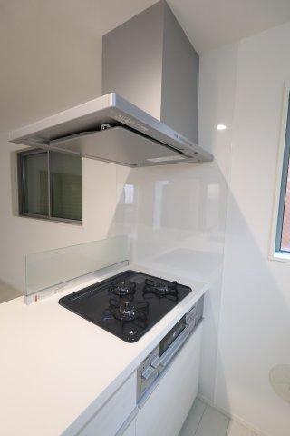 【キッチン】 | 《仲介手数料無料》練馬区東大泉７丁目18-13(2号棟)新築一戸建てミラスモ | 撮影日 2025年10月16日 14:15 曇り