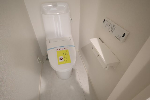 【トイレ】 | 《仲介手数料無料》練馬区東大泉７丁目18-13(2号棟)新築一戸建てミラスモ | 撮影日 2025年10月16日 14:15 曇り