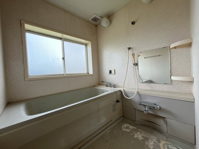 【中古戸建】太田市岩瀬川町の浴室|■浴室｜足を伸ばしてゆったりと入浴ができる1坪タイプのバスルームです♪備え付けの棚には家族一人一人のシャンプーを分けて置くことができます♪バスルームをいつもすっきりと使えますね♪