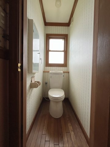 【中古戸建】太田市岩瀬川町のトイレ|■トイレ｜1階と2階にトイレがございます♪窓付きのトイレですので、常に換気も出来いつでも綺麗を保てます♪