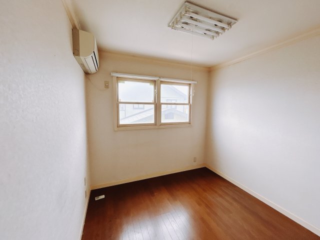 【中古戸建】太田市岩瀬川町の洋室|■洋室｜洋室には大きな窓をご用意しています。日中はあたたかな日差し差し込み自分時間も充実できますね＾＾