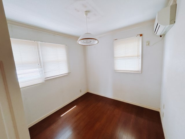 【中古戸建】太田市岩瀬川町の洋室|■洋室｜2面採光で明るい1階の洋室。全部屋フローリングなので、お掃除がしやすいです♪大きな収納もあって嬉しい！