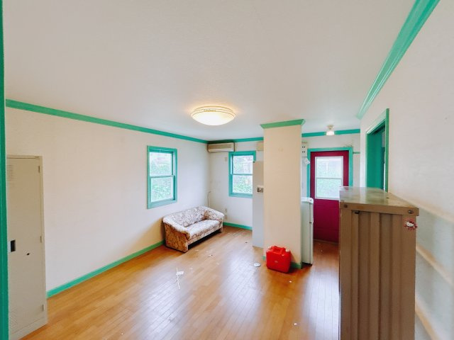 【中古戸建】太田市岩瀬川町の洋室|■洋室｜出窓の付いたこちらの洋室は6帖のゆとりある空間。二面採光で陽の光をたっぷり採り込みます♪出窓には季節の植物や思い出の写真などあなただけの色を映してください♪