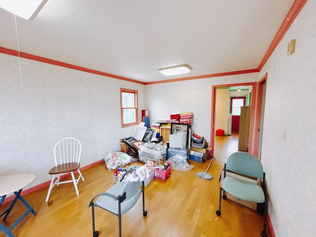 【中古戸建】太田市岩瀬川町の洋室|■外観｜どんな家具も合わせやすいデザイン！シンプルなつくりだからこそどんな色味・どんな素材の家具もしっくりマッチします！