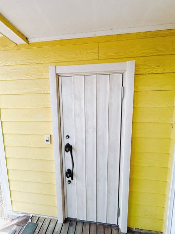 【中古戸建】太田市岩瀬川町の外観|■玄関｜ミニマルな世界観の中にほどよい生活感を醸す、心地よい空間を。