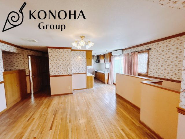 【中古戸建】太田市岩瀬川町の居間・リビング|■リビング｜時の流れと共に陽射しは装いを変え空間に新たな彩りを与えます。一日中家に居ても飽きることなく過ごすことができる素敵な空間です♪