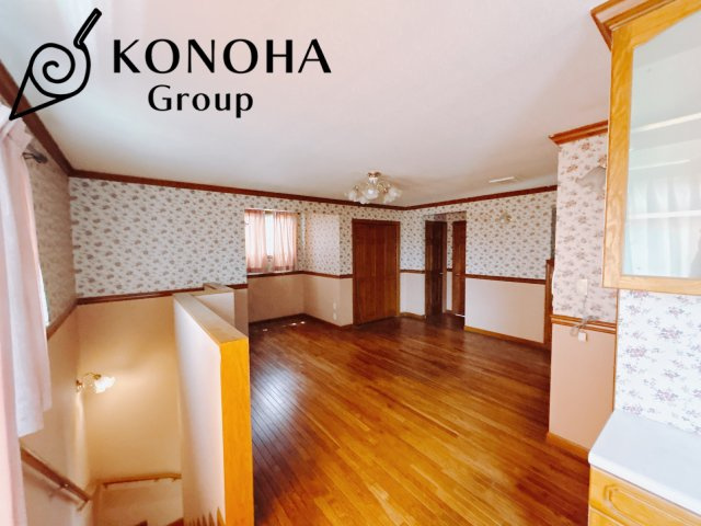 【中古戸建】太田市岩瀬川町の居間・リビング|■リビング｜落ち着きのある表情を見せるリビングダイニング。太陽の光がたっぷり差し込むリビングは、自然とご家族が集まる居心地の良い空間です。