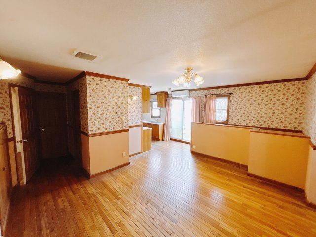 【中古戸建】太田市岩瀬川町の居間・リビング|■リビング｜ご家族団らんの時間をゆっくり過ごせるＬＤＫ。2階にリビングがあるため日当たりが良く、プライベート感があるのでカーテンや窓を開ける事でき、一層と開放感です(*^-^*)