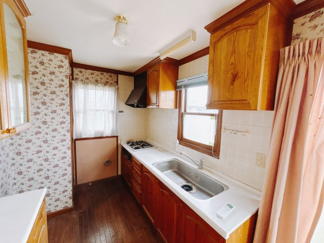 【中古戸建】太田市岩瀬川町のキッチン|■キッチン｜大きなお鍋や調理用具のも出し入れラクラクな収納がたっぷり！毎日使う場所だからこそ、無理のない姿勢で作業できるのは嬉しいポイントですね(*＾＾*)♪