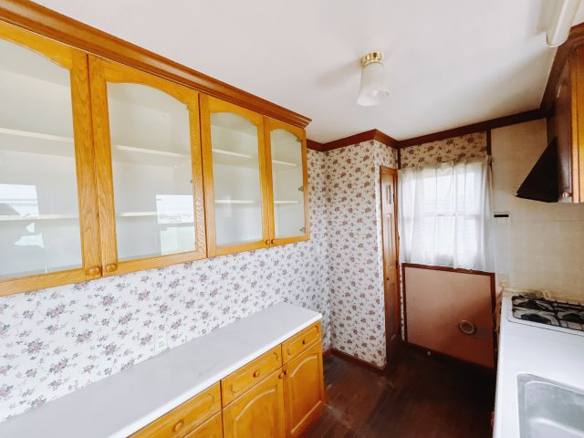 【中古戸建】太田市岩瀬川町のキッチン|■キッチン｜カップボード付きで収納もしっかりできます☆